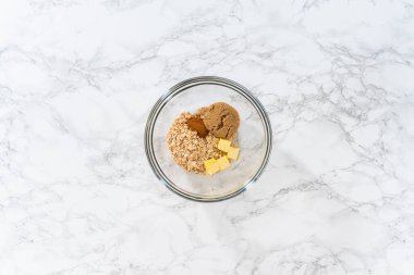 Düz yatıyordu. Muzlu yulaf ezmeli kek pişirmek için büyük bir bardakta karıştırma malzemesi..