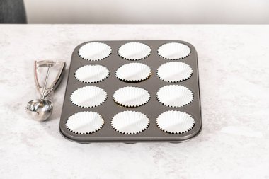 Tek boynuzlu at gökkuşağı çikolatalı kekler pişirmek için kapkek pişirme tavası ve folyolu kek kapları..