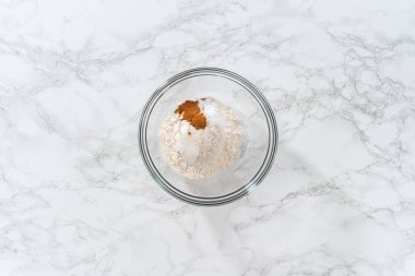 Düz yatıyordu. Yumuşak yulaf ezmesi üzümlü cevizli kurabiye pişirmek için büyük bir bardakta kuru malzemeler karıştırıyorum..