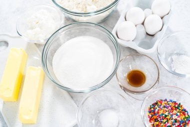 Fünyeli kek pişirmek için cam karıştırma kabındaki malzemeler..