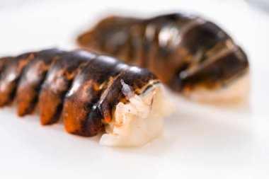 Sarımsaklı ıstakoz kuyruğu yapmak için çiğ ıstakoz kuyruğu hazırlıyorum..