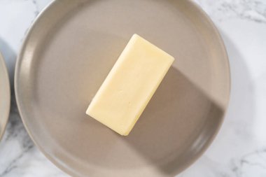 Küçük tabaklarda tuzsuz tereyağı çubukları.