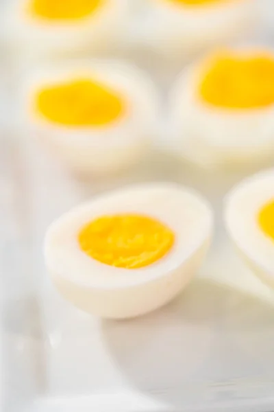 Beyaz Servis Tabağında Dilimlenmiş Haşlanmış Yumurta — Stok fotoğraf