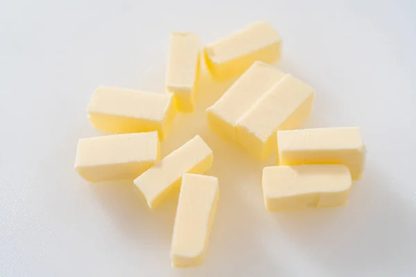 Affettare Bastoncini Burro Non Salato Tagliere Bianco — Foto Stock