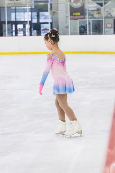 Kleines Mädchen Übt Eiskunstlauf Der Eishalle — Stockfoto