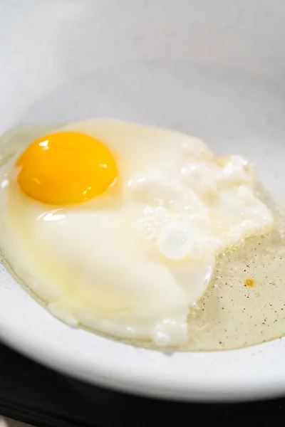 在不粘的煎锅上煎鸡蛋 做早餐鸡蛋和发芽三明治 — 图库照片