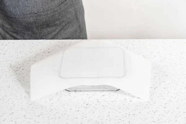 Pemanggang Kaca Dengan Lembaran Kertas Perkamen Untuk Menyiapkan Coklat Putih — Stok Foto