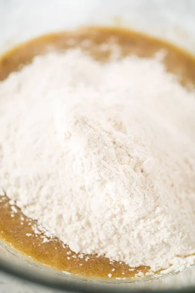Mescolare Gli Ingredienti Una Grande Ciotola Vetro Cuocere Muffin Farina — Foto Stock