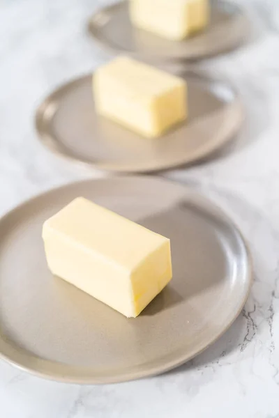 Stäbchen Ungesalzene Butter Auf Den Kleinen Tellern — Stockfoto
