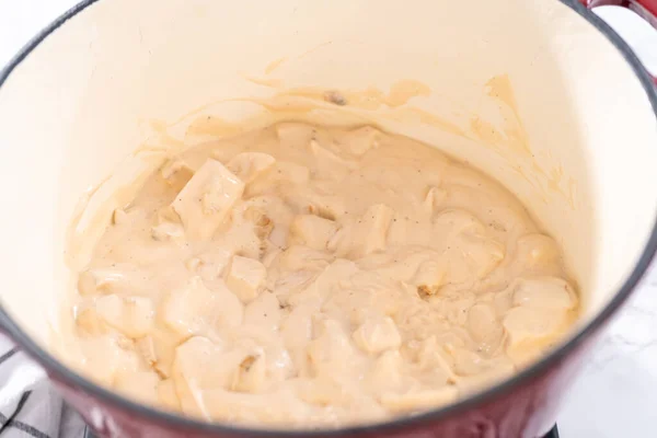 Mixing Ingredients Enameled Dutch Oven Prepare Chicken Alfredo Pasta — Stock Photo, Image