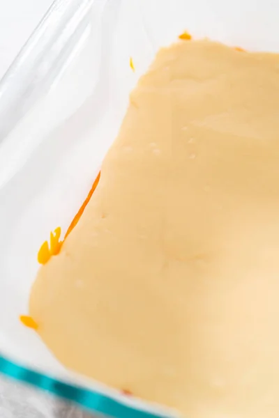 Despejando Mistura Fudge Assadeira Vidro Quadrado Forrado Com Pergaminho Papel — Fotografia de Stock