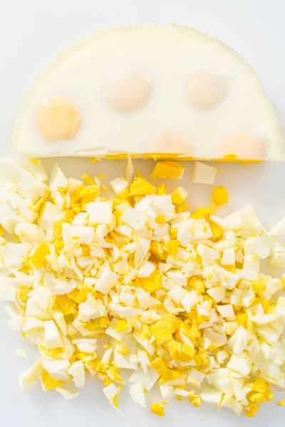 Hardgekookte Eieren Vorm Van Een Brood Snijden Een Witte Snijplank — Stockfoto