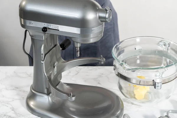 Mengen Van Ingrediënten Een Keuken Stand Mixer Zachte Havermout Rozijnen — Stockfoto