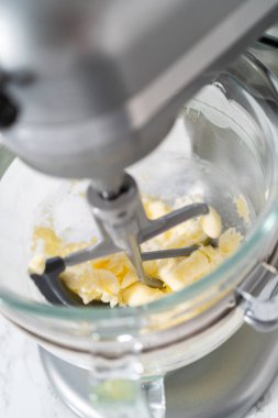Limon jöleli limonlu kurabiye. Limon dilimleri ve limon jöleli kurabiyeler pişirmek için mutfak mikserinde malzemeler karıştırılıyor..