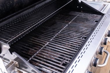 Temiz altı ocaklı ızgara yaz ızgarasına hazır..