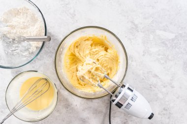 Düz yatıyordu. 4 Temmuz pastasını çikolatalı yıldızlarla karıştırmak için cam bir kasenin içindekileri karıştırıyorum..