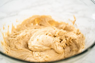 Muzlu yulaf ezmeli kek pişirmek için büyük bir bardakta karıştırma malzemesi..