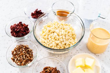 Beyaz çikolatalı fındıklı fındıklı çikolata yapmak için cam karıştırma kabında ölçülmüş malzemeler..