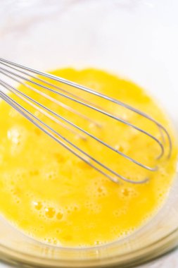 Elmalı kek ve karamel jöleli kek yapmak için büyük bir bardakta karıştırma malzemesi..