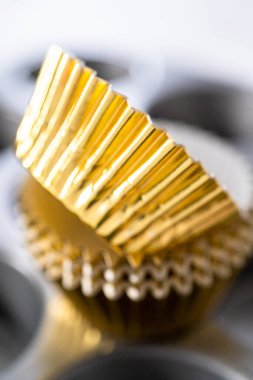 Tek boynuzlu at gökkuşağı çikolatalı kekler pişirmek için kapkek pişirme tavası ve folyolu kek kapları..