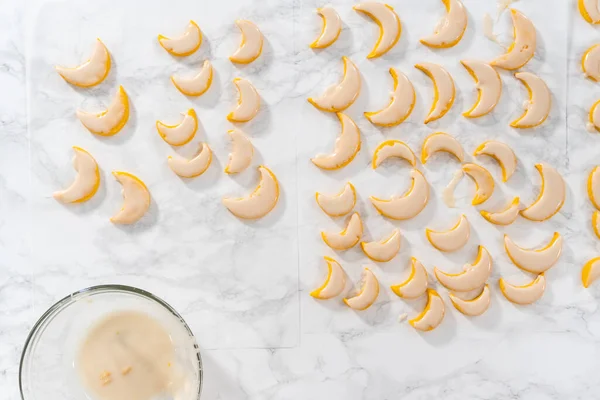 Leżeć Płasko Cytrynowe Ciasteczka Cytrynową Polewą Zanurzanie Cytrynowych Ciasteczek Cytrynowej — Zdjęcie stockowe