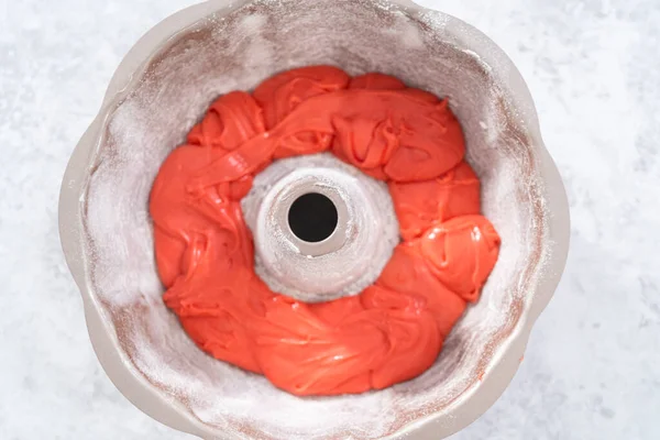 Vullen Bundt Cake Pan Met Rode Witte Blauwe Taart Deeg — Stockfoto
