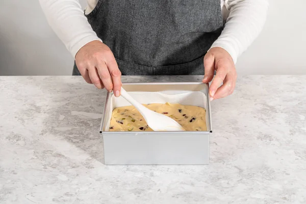 Fyllning Fyrkantig Cheesecake Pan Fodrad Med Pergament Papper Med Fudge — Stockfoto