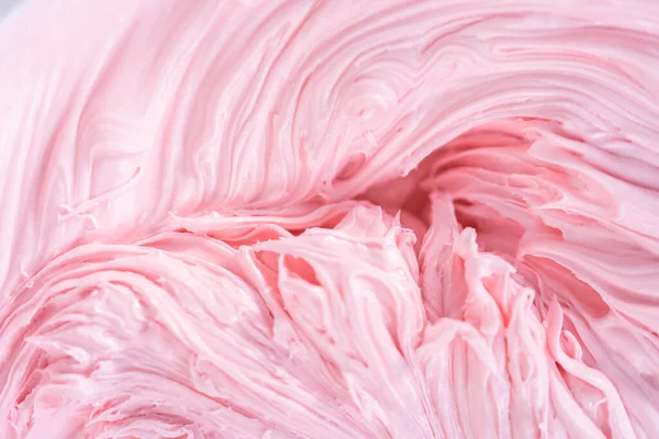 混合粉红食品着色成香草奶油 用于装饰菌斑面包 — 图库照片