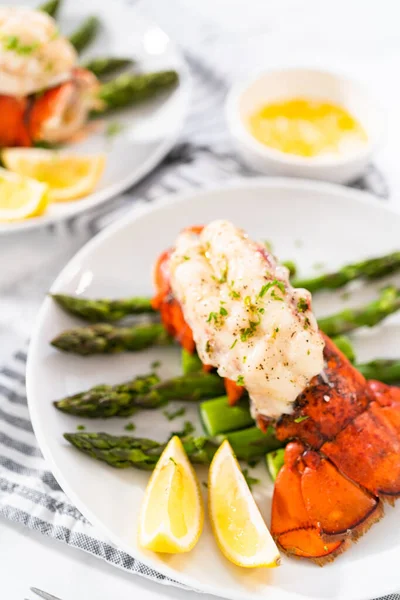 Sering Garlic Lobster Tails Steamed Asparagus Lemon Wedges White Plate — Stockfoto