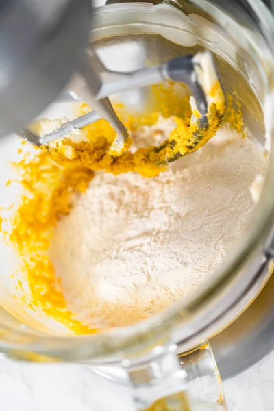 Cytrynowe Ciasteczka Cytrynową Polewą Mieszanie Składników Mikserze Kuchennym Pieczenia Cytrynowych — Zdjęcie stockowe