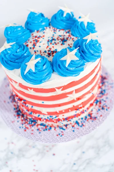 Temmuz Kutlamaları Için Beyaz Kırmızı Mavi Tereyağlı Çikolatalı Pasta Süslüyorum — Stok fotoğraf