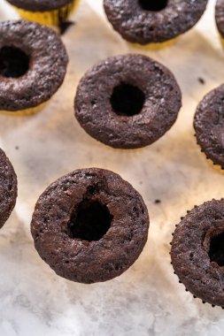 Çikolatalı kekleri çikolatalı ganache ile dolduruyorum..