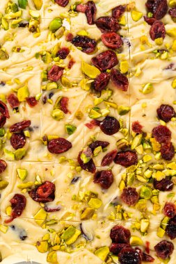 Tekrar kullanılabilir plastik poşette kızılcık fıstıklı şekerleme depolama.