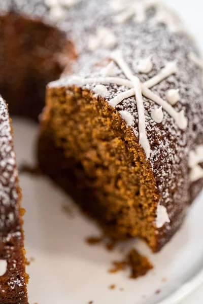 Slicing Gingerbread Bundt Cake Caramel Filling Buttercream Frosting Powdered Sugar — Stock Photo, Image