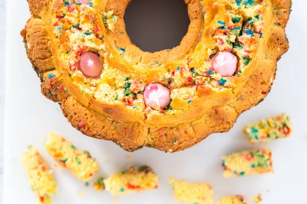 Közelről Lyukak Létrehozása Vajkrém Kitöltéséhez Funfettti Bundt Cake — Stock Fotó