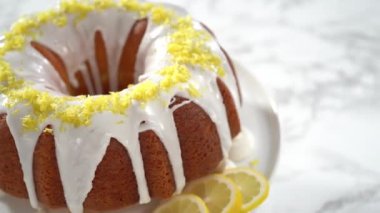 Adım adım. Limonlu kekin üzerine limon tadı serpiştirilmiş..