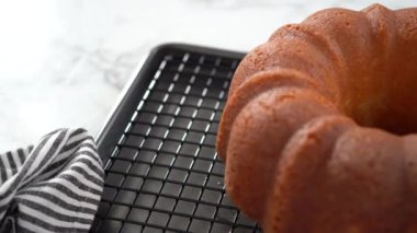 Adım adım. Taze fırınlanmış limonlu kek..
