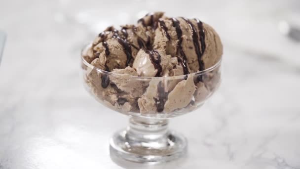Σπιτικό Παγωτό Σοκολάτα Γαρνιρισμένο Σοκολάτα Γυάλινο Μπολ Παγωτού — Αρχείο Βίντεο