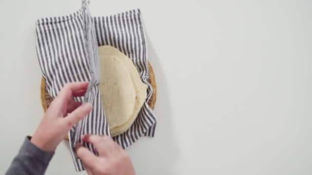 Επίπεδη Στοίβα Φρεσκοψημένου Ψωμιού Τυλιγμένου Πετσέτα Κουζίνας — Αρχείο Βίντεο