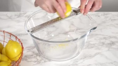 Zaman aşımı. Adım adım. Limonlu kek hazırlamak için bardağa taze limon dolduruyorum..