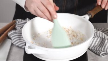 Adım adım. Çubuksuz tavada hindistan cevizi gevreği kızartıyorum..