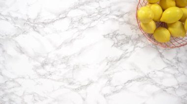 Düz yatıyordu. Adım adım. Limonlu kek hazırlamak için karıştırma kabındaki malzemeleri karıştırıyorum..