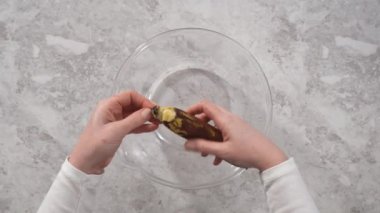Hindistan cevizli muzlu krep hazırlamak için kırık muzları cam bir kasede kırıyorlar..