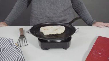 Dökme demir tavada ev yapımı ekmek hazırlıyorum..