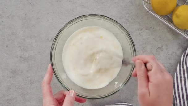 Düz Yatıyordu Limonlu Kek Pişirmek Için Bardaktaki Karışımlar — Stok video