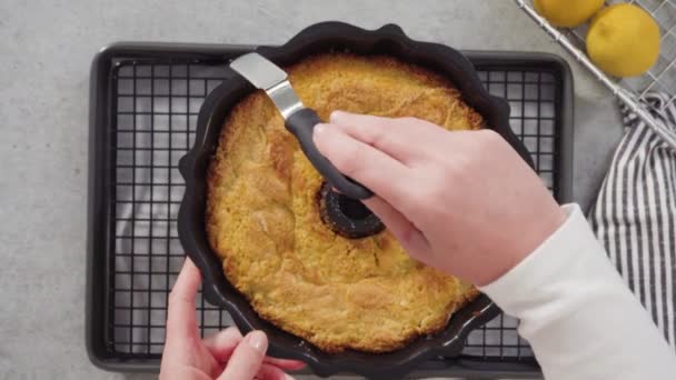 Leżeć Płasko Chłodzenie Świeżo Upieczone Ciasto Cytrynowe Funt Stojaku Chłodniczej — Wideo stockowe