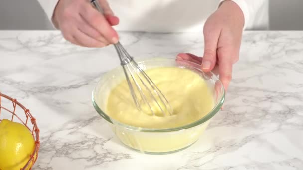 Крок Кроком Змішування Інгредієнтів Скляній Мисці Приготування Лимонного Тістечка — стокове відео