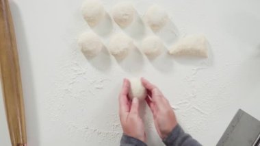 Düz yatıyordu. Ev yapımı ekmek yapmak için Fransız merdanesiyle rulo ekmek hamuru..