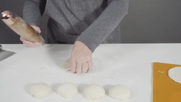Rolling Chleba Těsto Francouzskou Váleček Aby Domácí Placky — Stock video