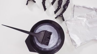 Düz yatıyordu. Siyah plastik bir kasede beyaz arka planda saç boyası tozu..